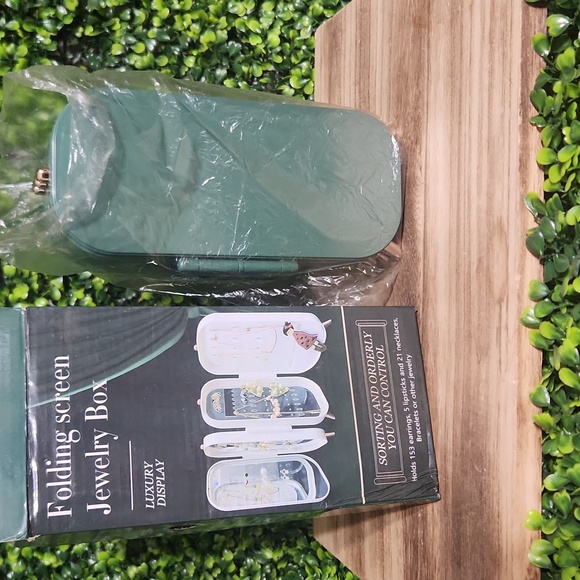 Green Jewelry Organizer and Folding Mirror - Picture 9 of 11